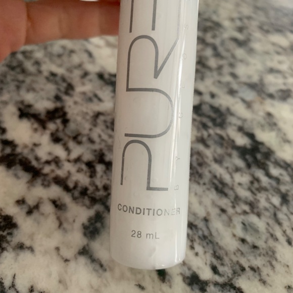 20 Bottles of PURE by Gloss Conditioner 28 ml NEW Unused - Picture 2 of 3